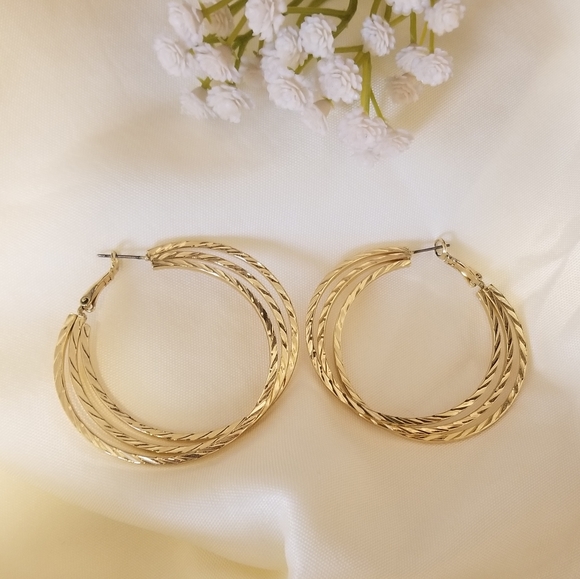 Bold goldtone hoop earrings - Picture 2 of 8